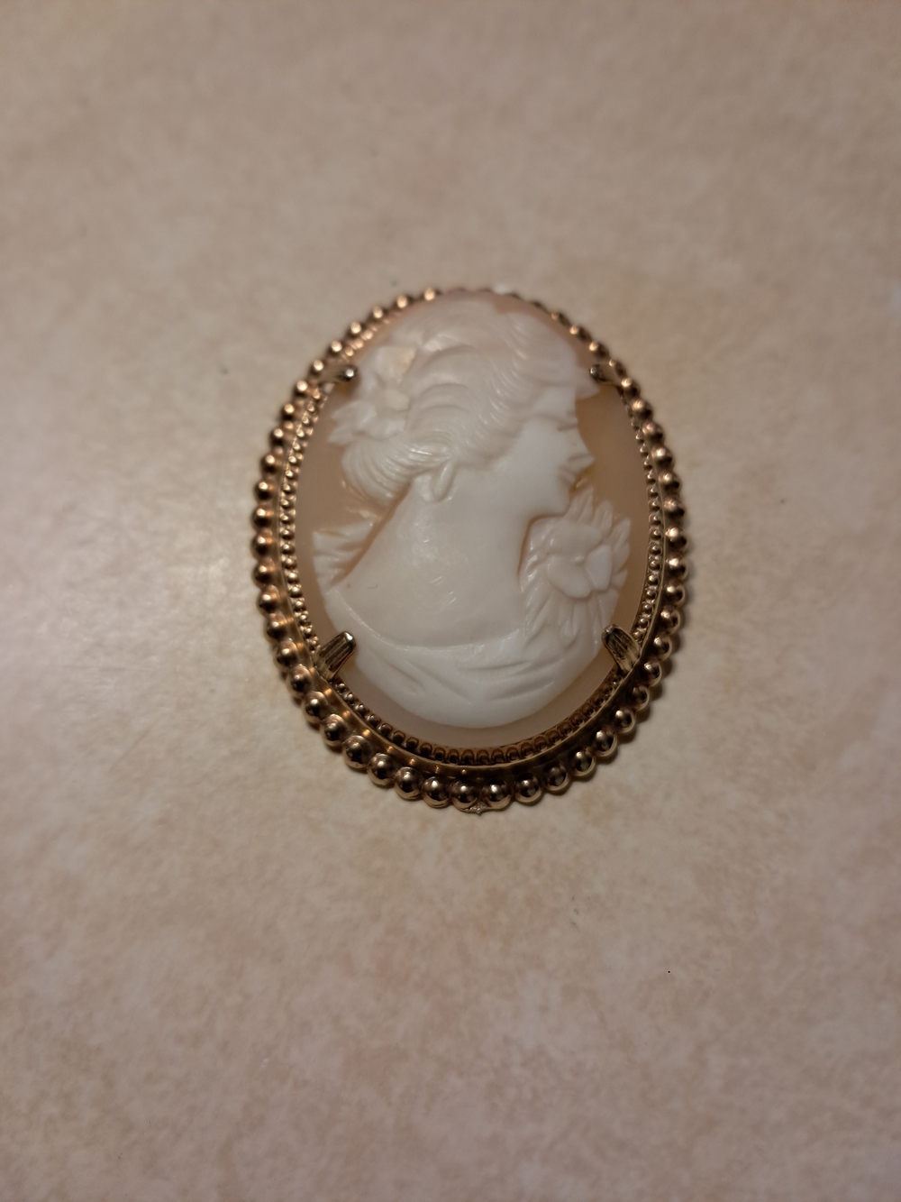 Vintage Cream and Gold Tone Oval Cameo Brooch